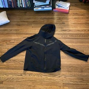 Black Nike tech fleece
